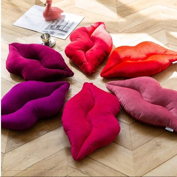 PURPLE VELVET 👄 LIPS HOME ESSENTIAL PILLOW *NEW*